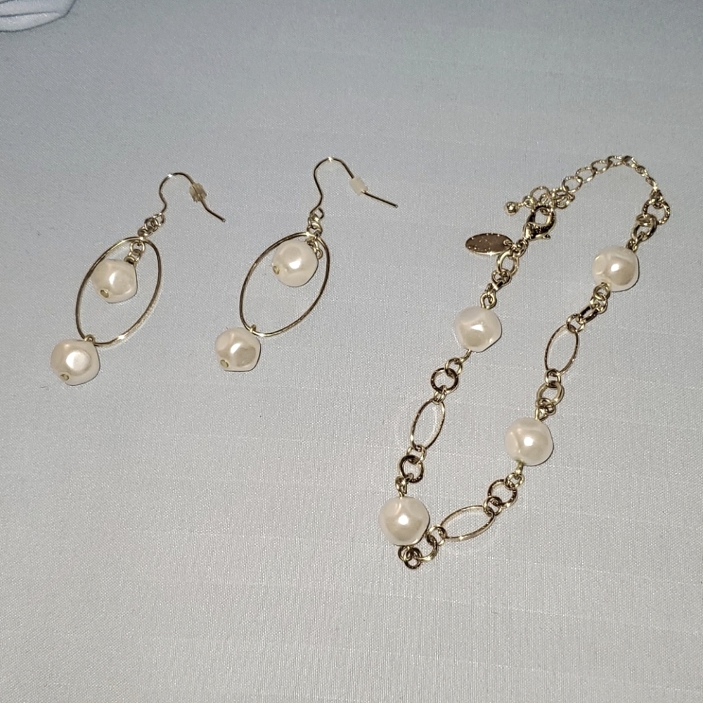 Mary Kay pearl earrings and bracelet set